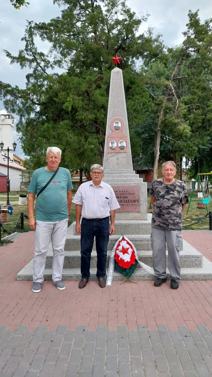 Делегација Удружења ваздухопловаца Војводине посетила спомен-обележја ваздухопловне славе у Товаришеву и Бачком Брестовцу