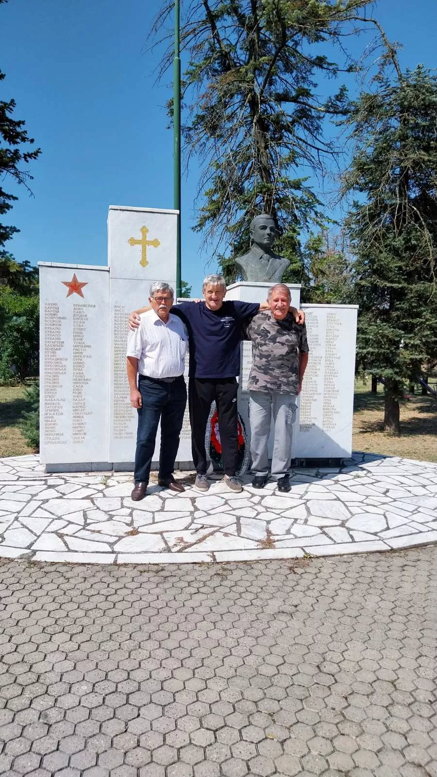 Делегација Удружења ваздухопловаца Војводине посетила спомен-обележја ваздухопловне славе у Товаришеву и Бачком Брестовцу